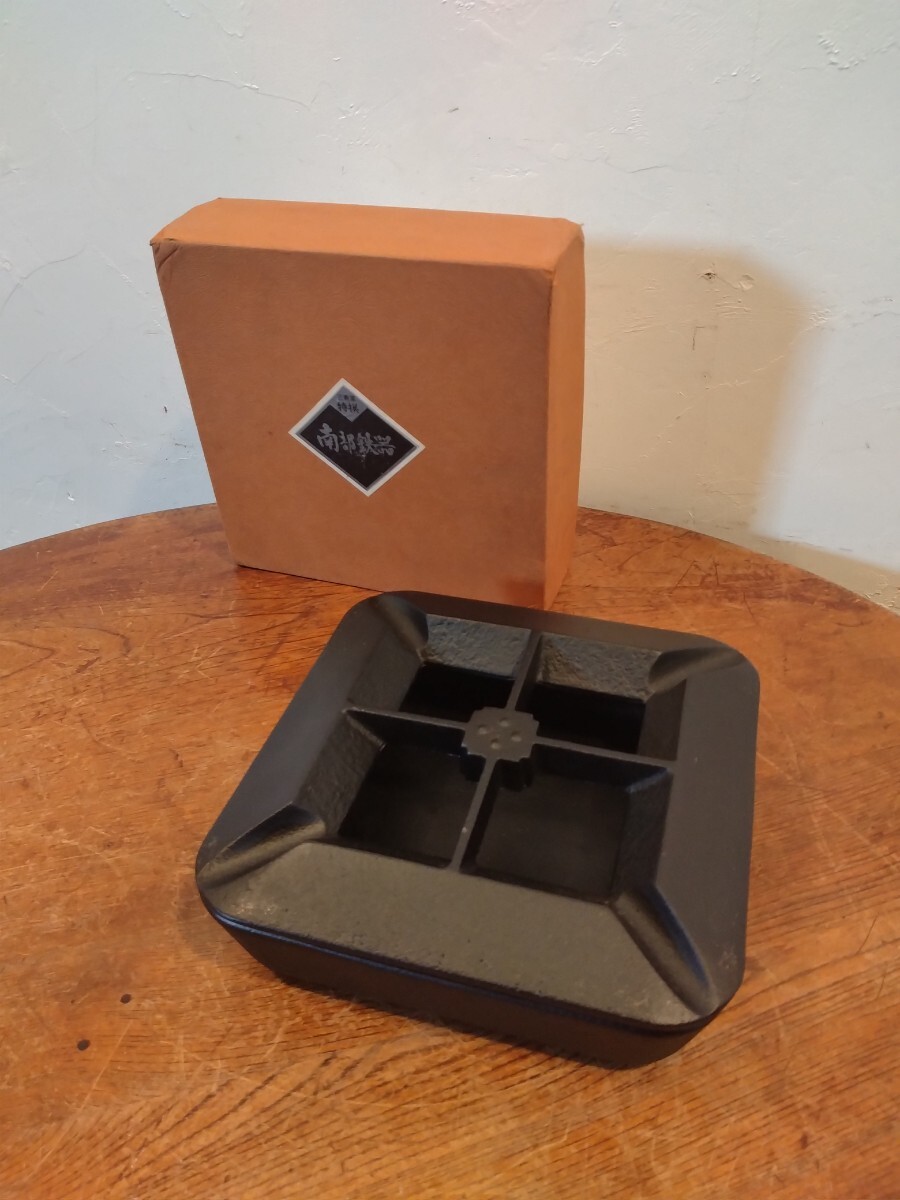 R70905-1 南部鉄器 三厳堂 灰皿 元箱付き 幅約17×17cm高さ約6cm拍卖