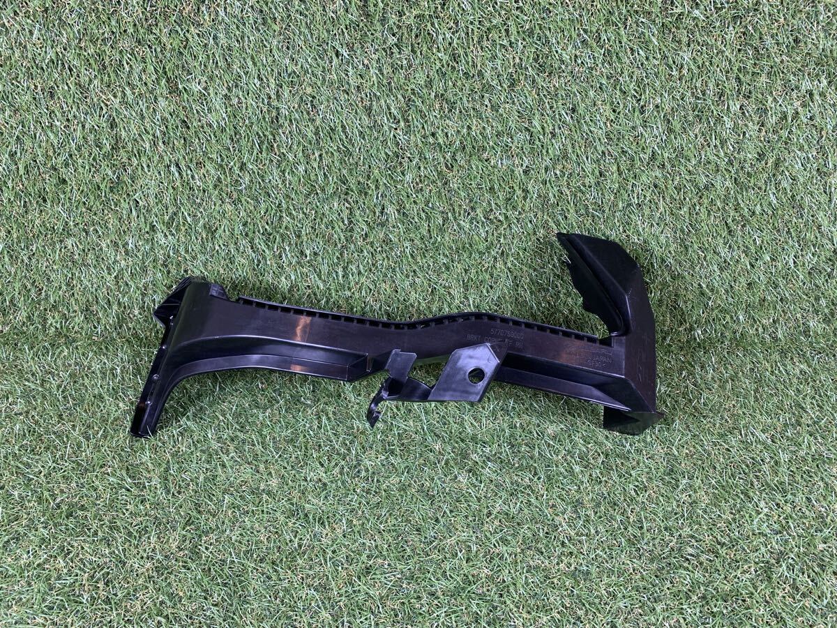 スバル SJ5 SJG フォレスター 純正フロントバンパー ブラケット コーナー サポート リテーナー右 右側 RH 57707SG000 【Ye7911-22】拍卖