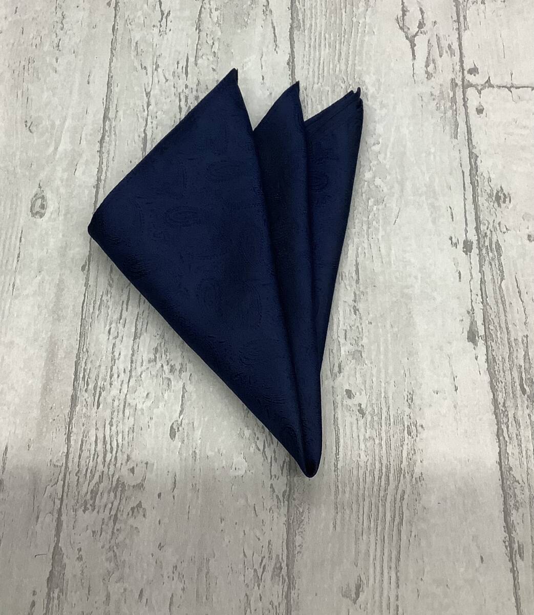 新品未使用★大判 紺無地ペイズリー地柄ポケットチーフ  ジャガードシルク100%生地 お買い得 拍卖