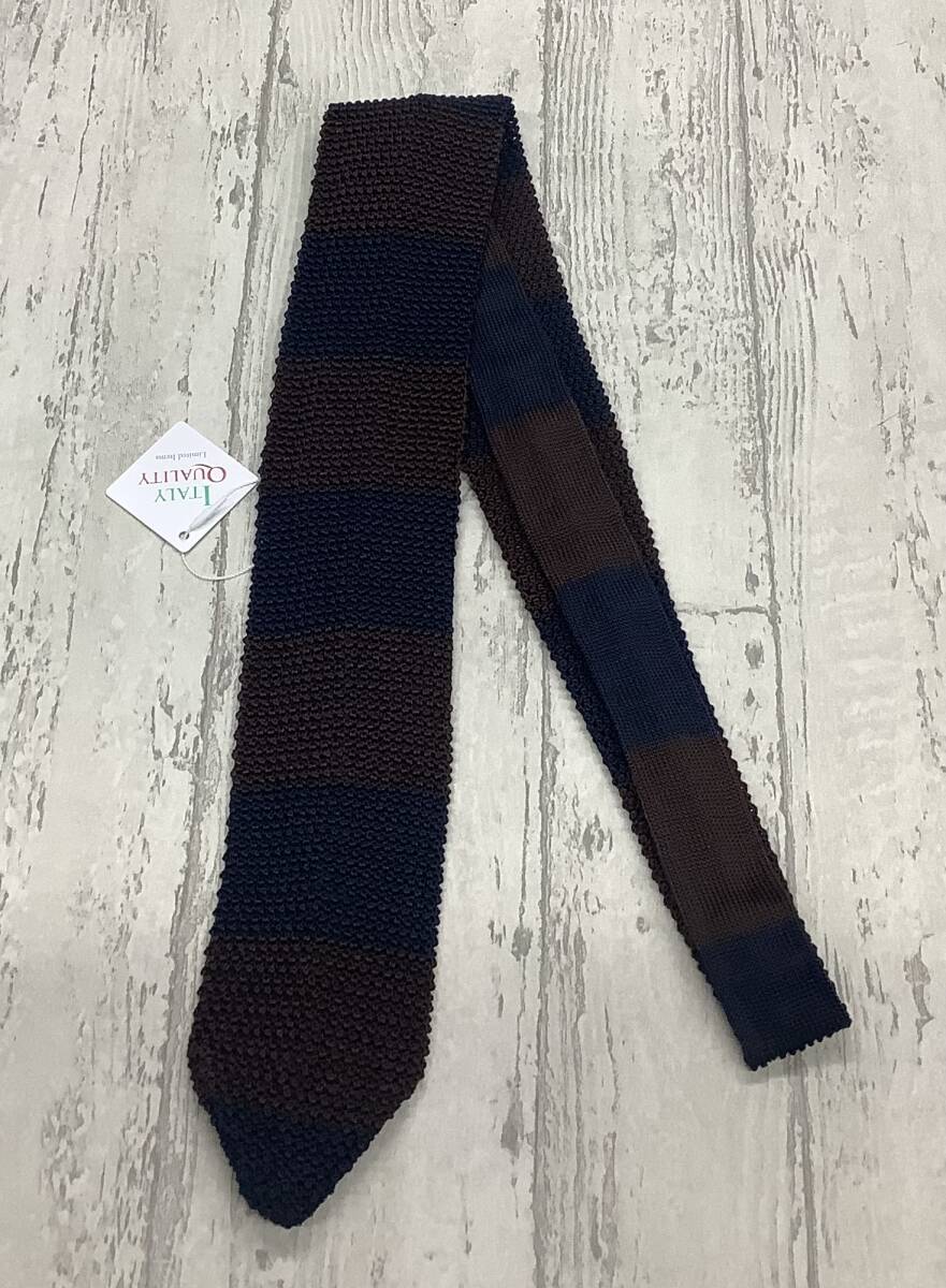 新作 新品未使用  ニットタイ イタリア製 横ボーダー柄 濃紺×濃茶 ツートンカラー 大剣6cm お買い得 オシャレ拍卖