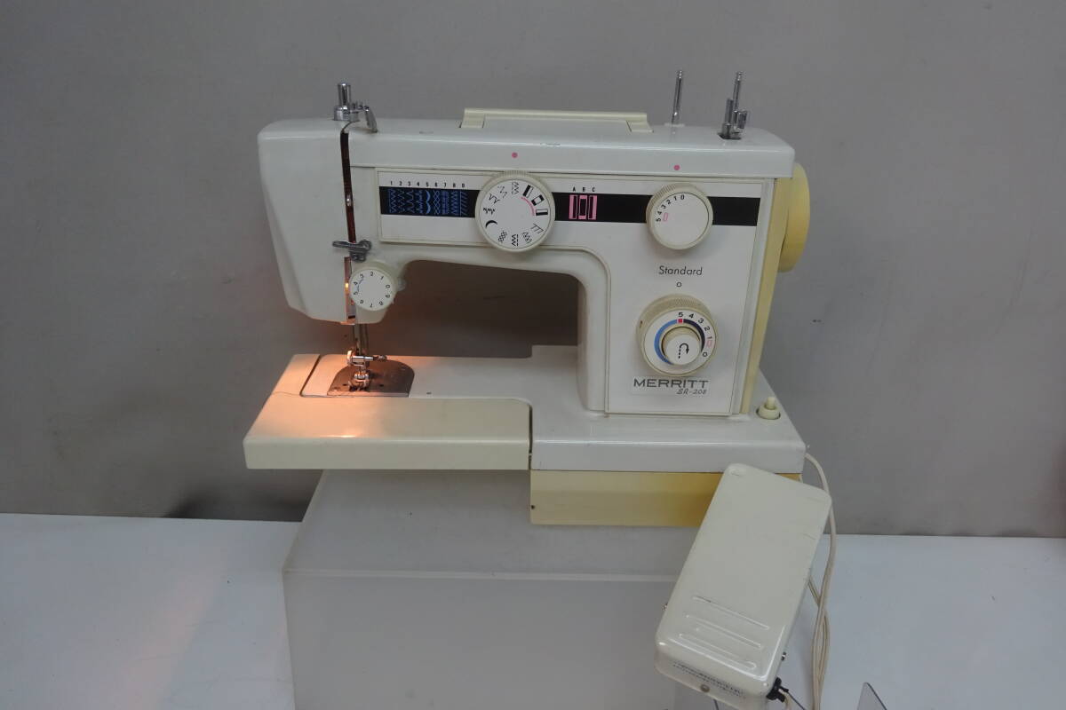 ★38)電子ミシン・シンガー SINGER MERRITT SR-208 9kg重 箱、説明書なし※中古/動作OK/使用感現状品■100拍卖