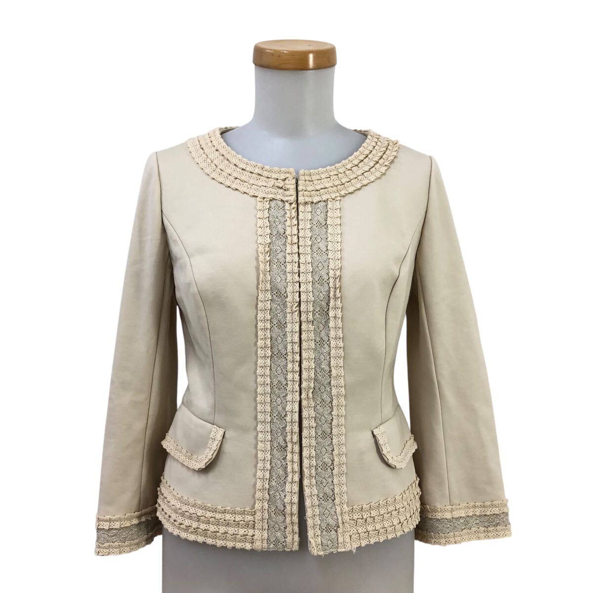 9Nm324-52 EPOCA エポカ レース トリミング ノーカラー ストレッチ 七分袖 ジャケット 上着 羽織り アウター ベージュ レディース 38拍卖