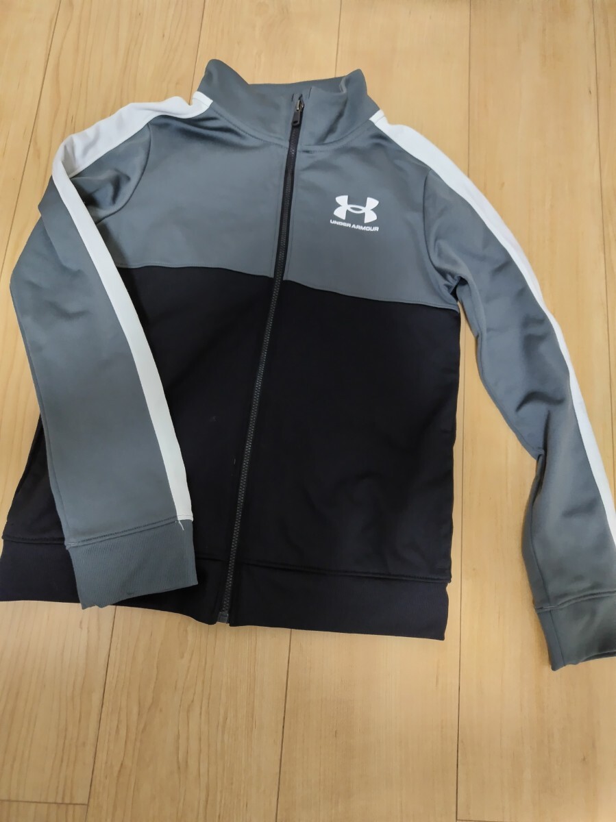UNDER ARMOURアンダーアーマー 中古 140サイズ 秋冬 長袖 ジャージ ジャケット 羽織り ジップアップ 黒 グレー拍卖