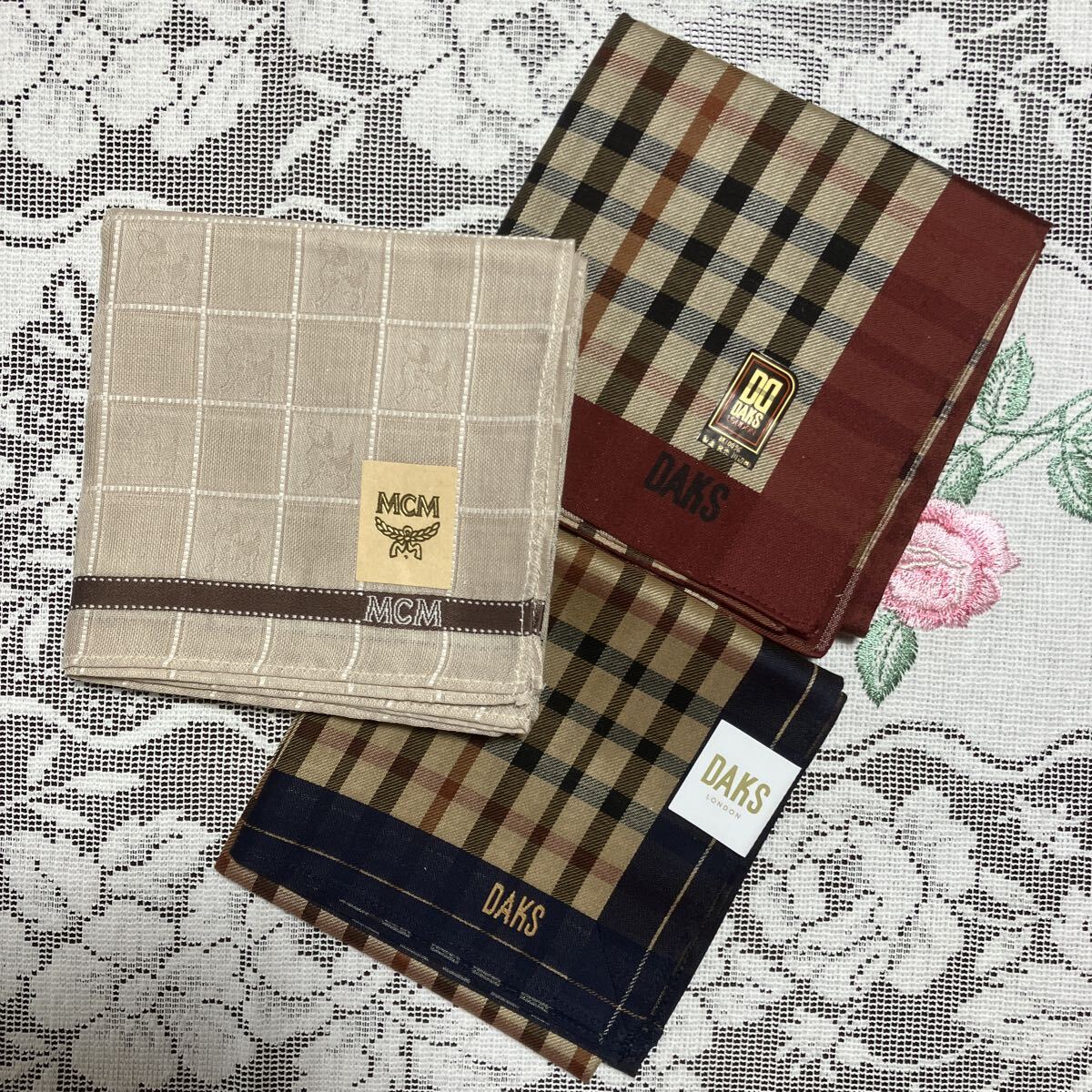 送料無料 ダックス MCMメンズ ハンカチ3枚fセット♪♪ 定番チェック ワンちゃん地模様 ブランドハンカチ 素敵なメンズに 紳士用拍卖