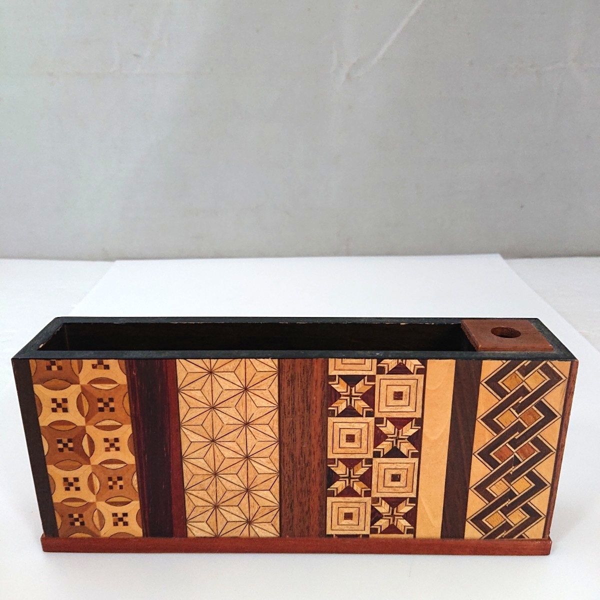 【工芸品】箱根 寄木細工ペン立て 筆立て レターラック 箱無し 小物入れ 観光土産 当時物 現状品 ぷらみ 0928 137拍卖