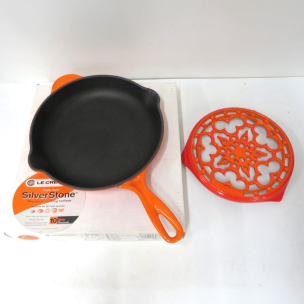 未使用 LE CREUSET/ルクルーゼ スキレット/フライパン 23㎝ ラウンドトリベット /鍋敷き 2点セット拍卖