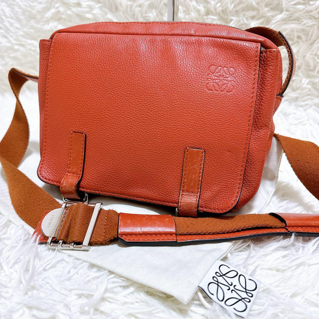 現行デザイン LOEWE ロエベ アナグラム加工 ミリタリーメッセンジャー バムバッグ エンボス加工 斜め掛け可能 ショルダー ハンドバッグ拍卖