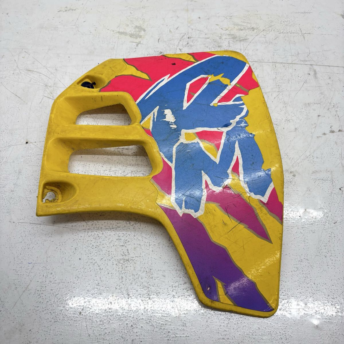 01554 スズキ RM125 ラジエータシュラウド ラジエータガード サイドカウル 右側拍卖