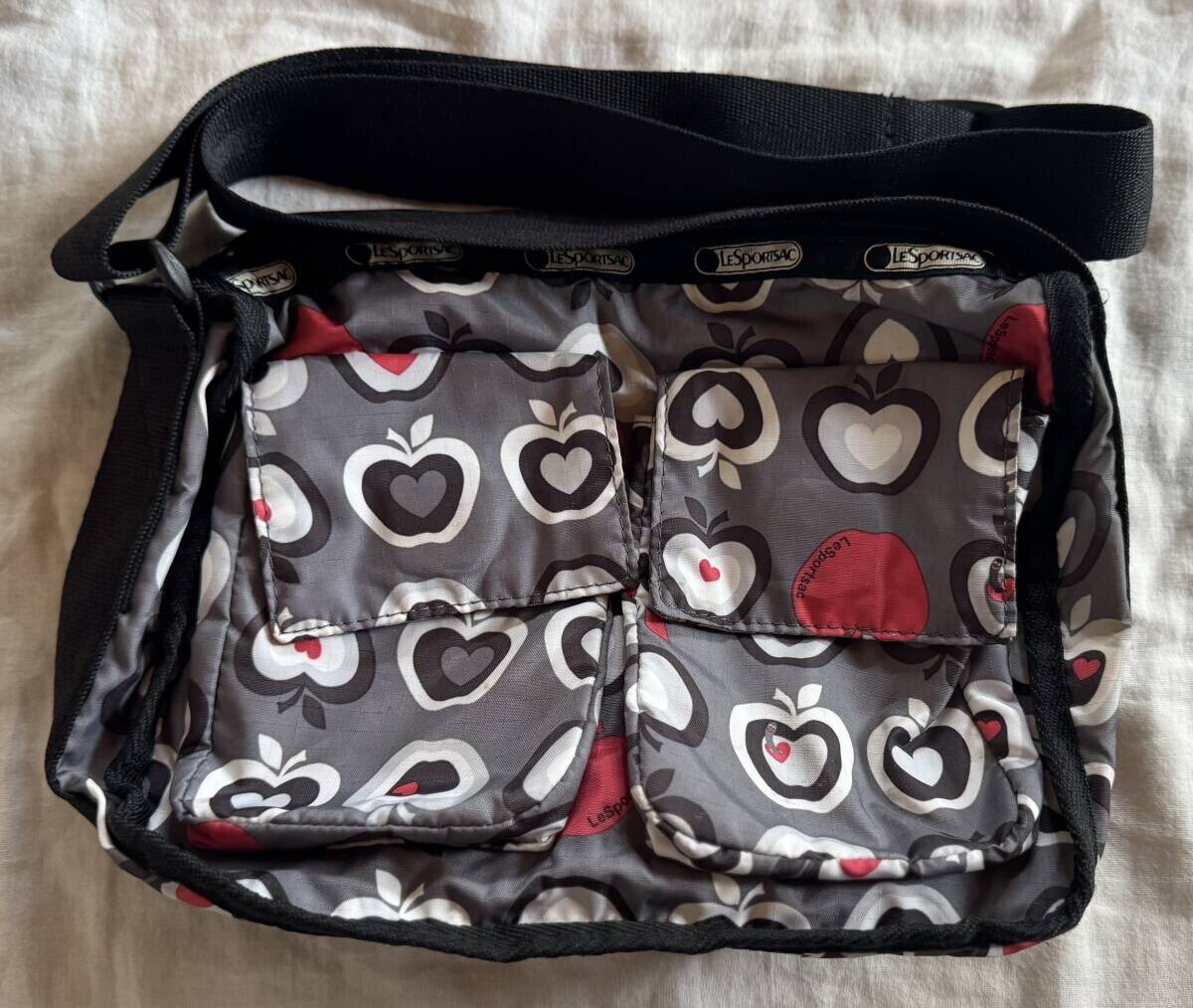 レスポートサック LESPORTSAC ポーチ ショルダーバッグ  ハート りんご 柄物 モノクロ カラフル拍卖