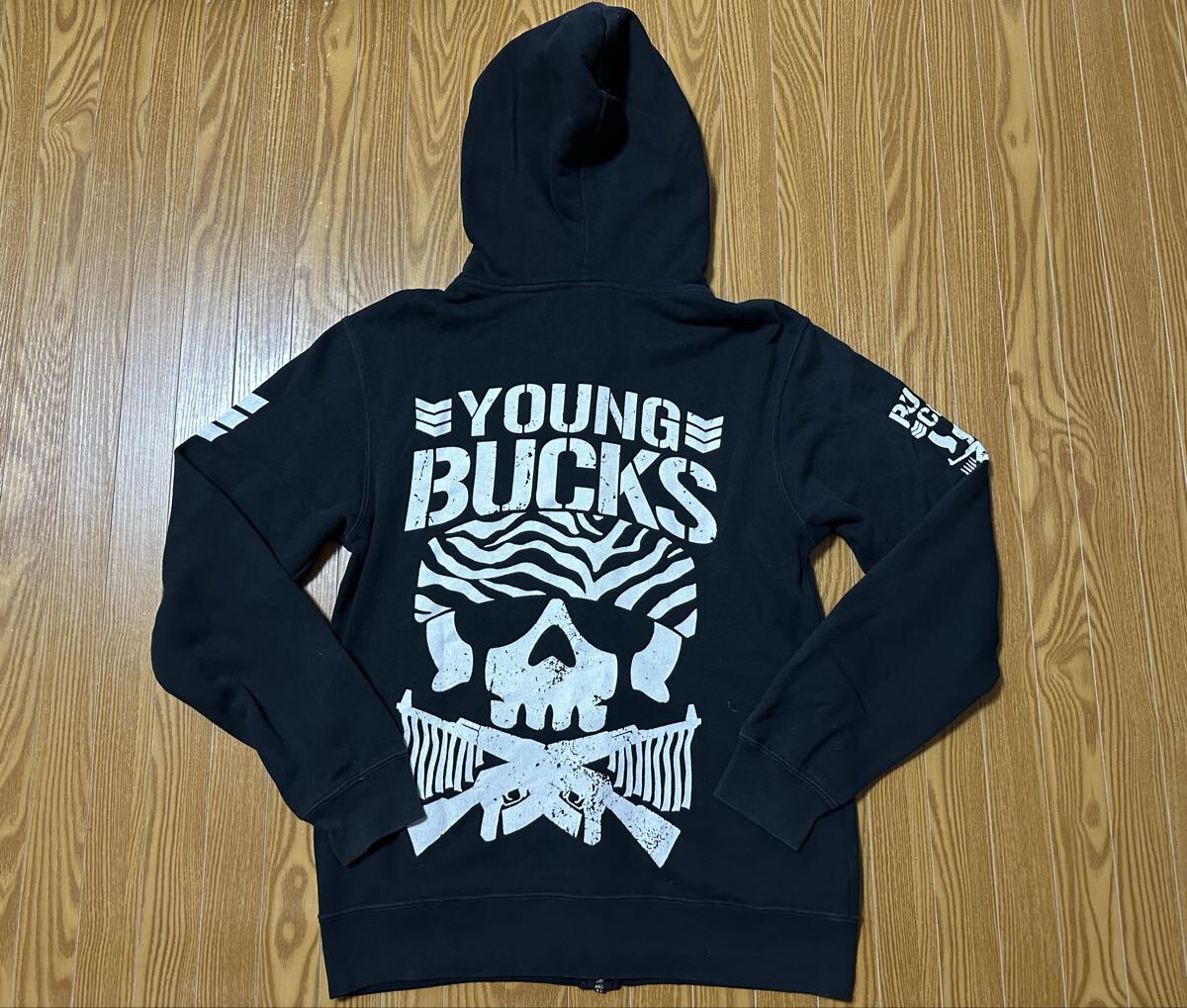 新日本プロレス BULLET CLUB ヤングバックス パーカー Sサイズ AEW プリンス・デヴィット AJスタイルズ ケニー・オメガ ジェイ・ホワイト拍卖