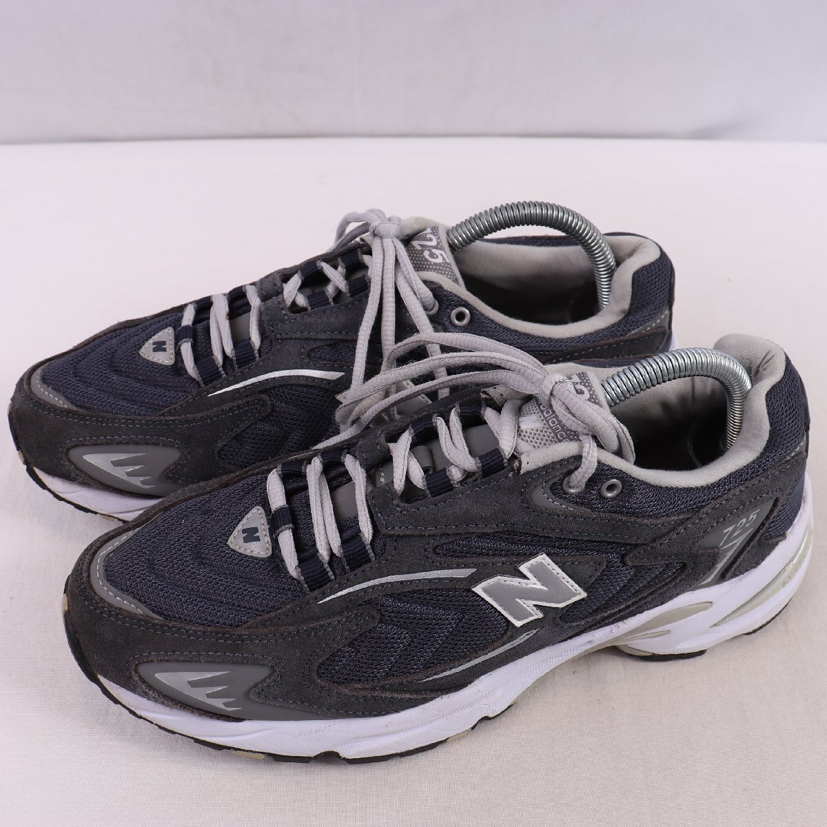 725 ニューバランス 26.5cm/new balance 紺 ネイビー 濃灰 ダークグレー 銀 シルバー 中古 古着 メンズ スニーカー yy6839拍卖