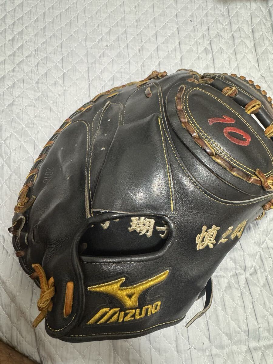 阿部慎之助が現役時代使っていたキャッチャーミットです。捕球面にG-10と刻印してあります。拍卖