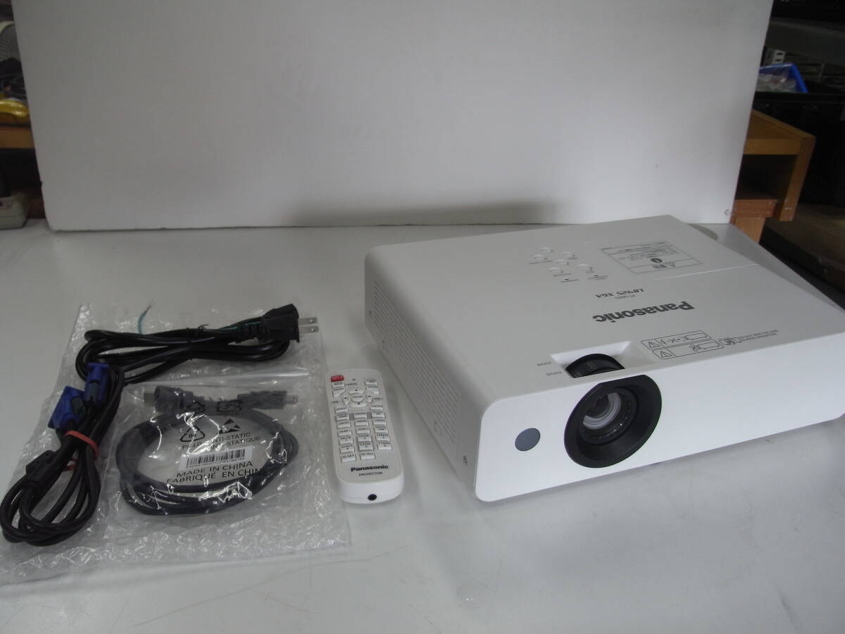 250929-1 極上品!【Panasonic PT-LB425 XGA 液晶プロジェクター 使用時間140時間!ほぼ未使用!】拍卖