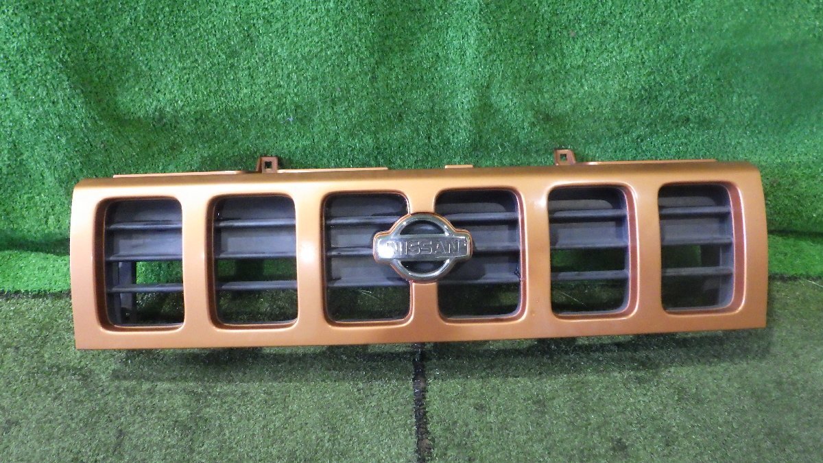 ◆ 日産 ラシーン フォルザ RKNB14 【 フロントグリル 】 62310-8V200 MV3 カッパーオレンジ 中古品 I49 2Y2 ◆拍卖