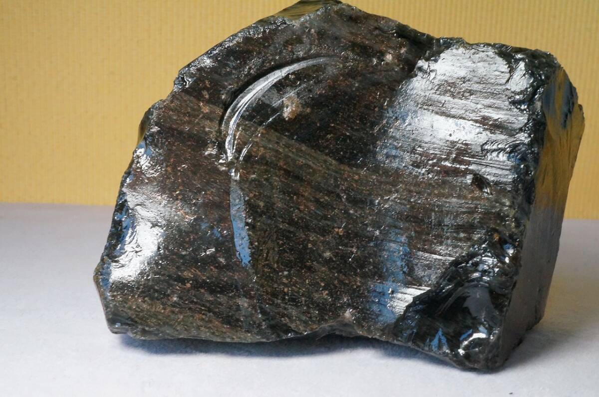 稀少!【北海道置戸産 黒曜石 十勝石 原石 1274g】オブシディアン鑑賞石 自然石 天然石 水石 鉱物 鉱石 置物 インテリア 模様が綺麗!拍卖