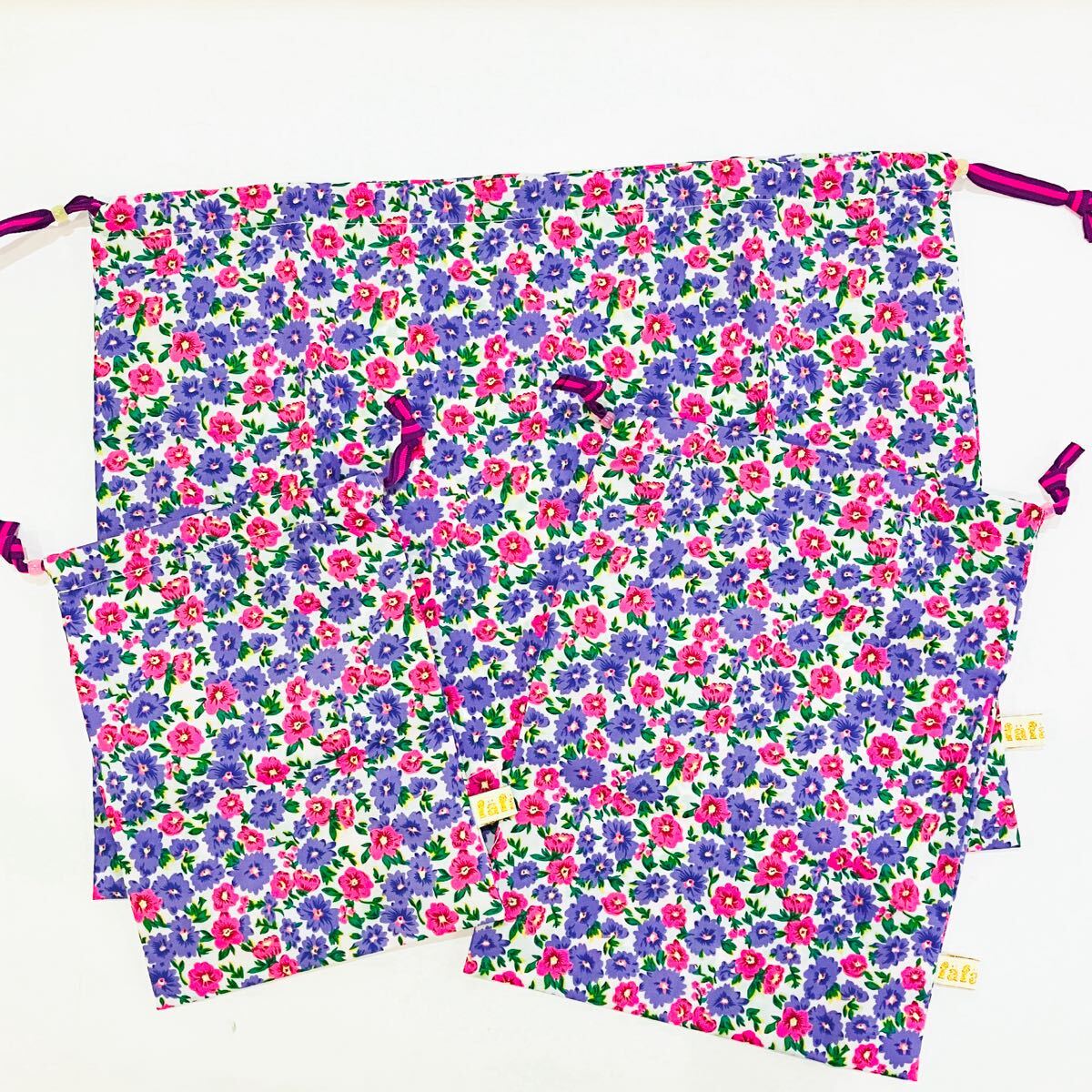 【新品未使用】fafa フェフェ 巾着袋 3枚セット ホワイトフラワー 花柄 パープル ピンク 撥水加工 ポリエステル 旅行 小物収納 体操服拍卖