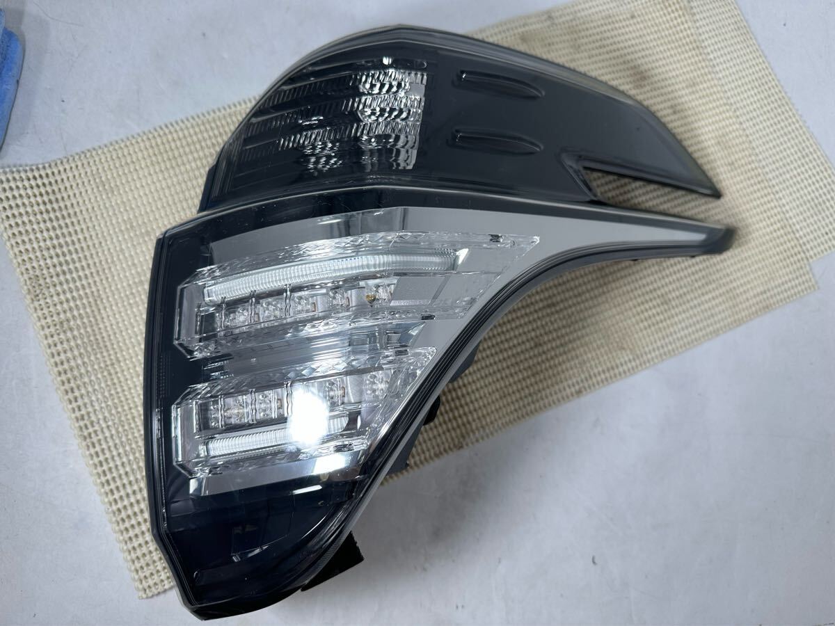 M23-1-7 ヴェルファイア 右 AGH30W 前期 打刻4 58-69 テールライト GGH30W 拍卖