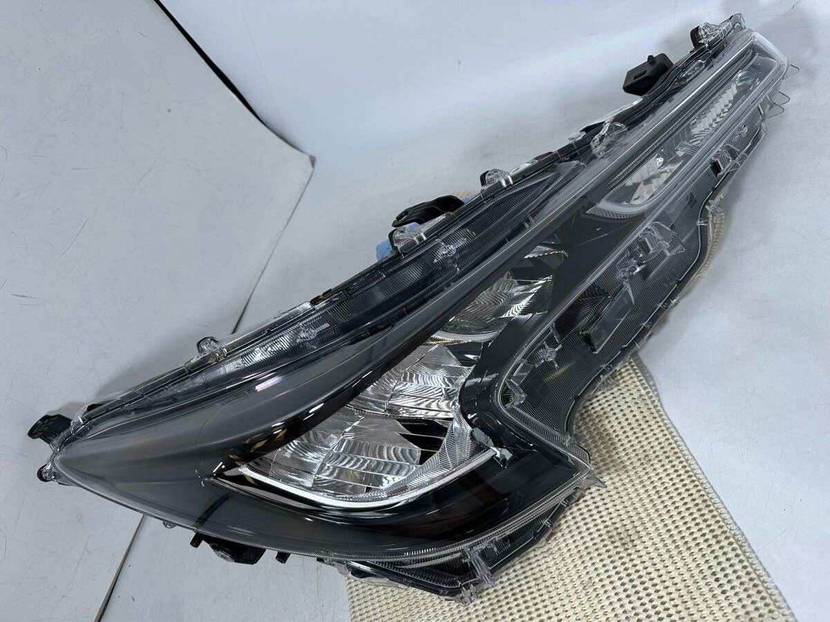 M42-3-7 美品 カローラツーリング  右 NRE210 打刻U 12-633 LED ヘッドライト ZRE210 ZRE212 等拍卖