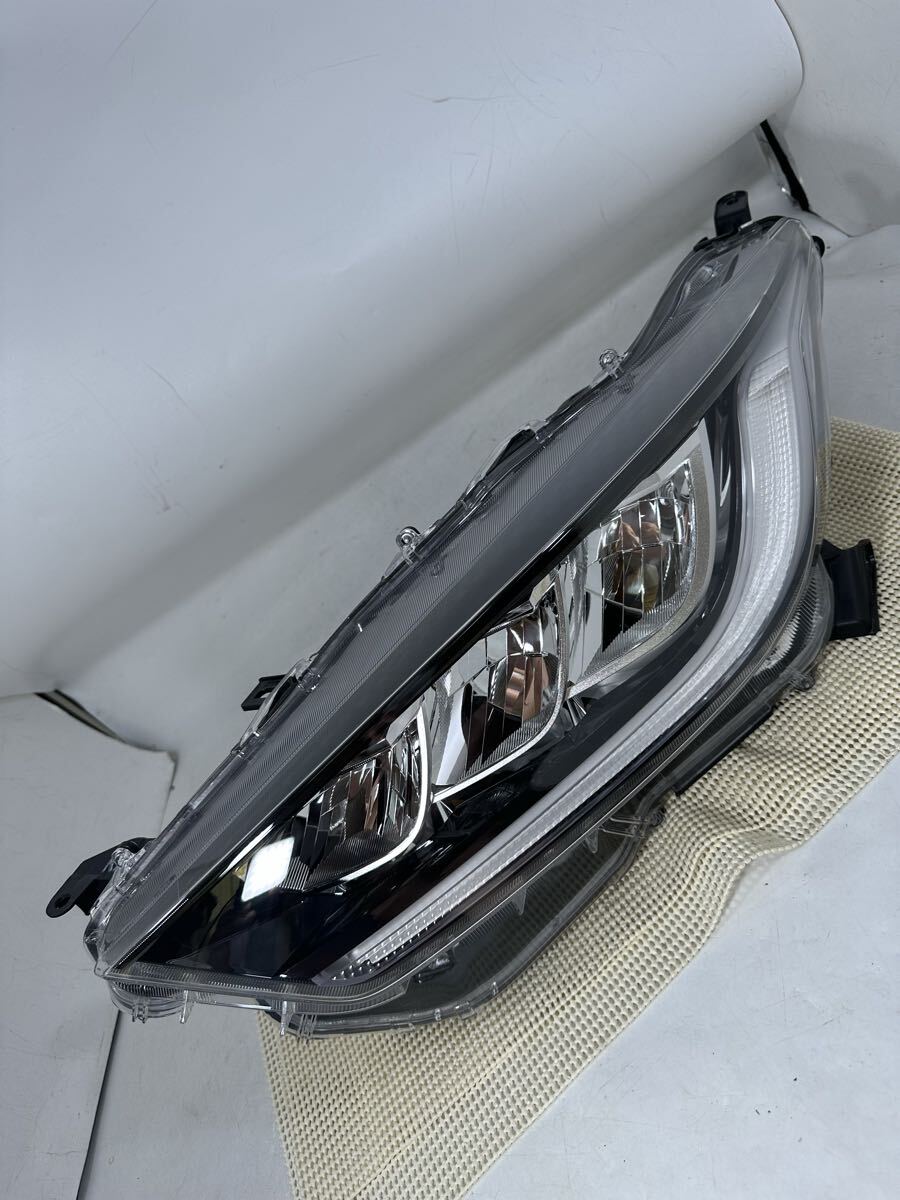 M23-3-8 美品 ヤリス MXPA10 MXPH10 打刻K2 K0-3 LED   ヘッドライト 拍卖
