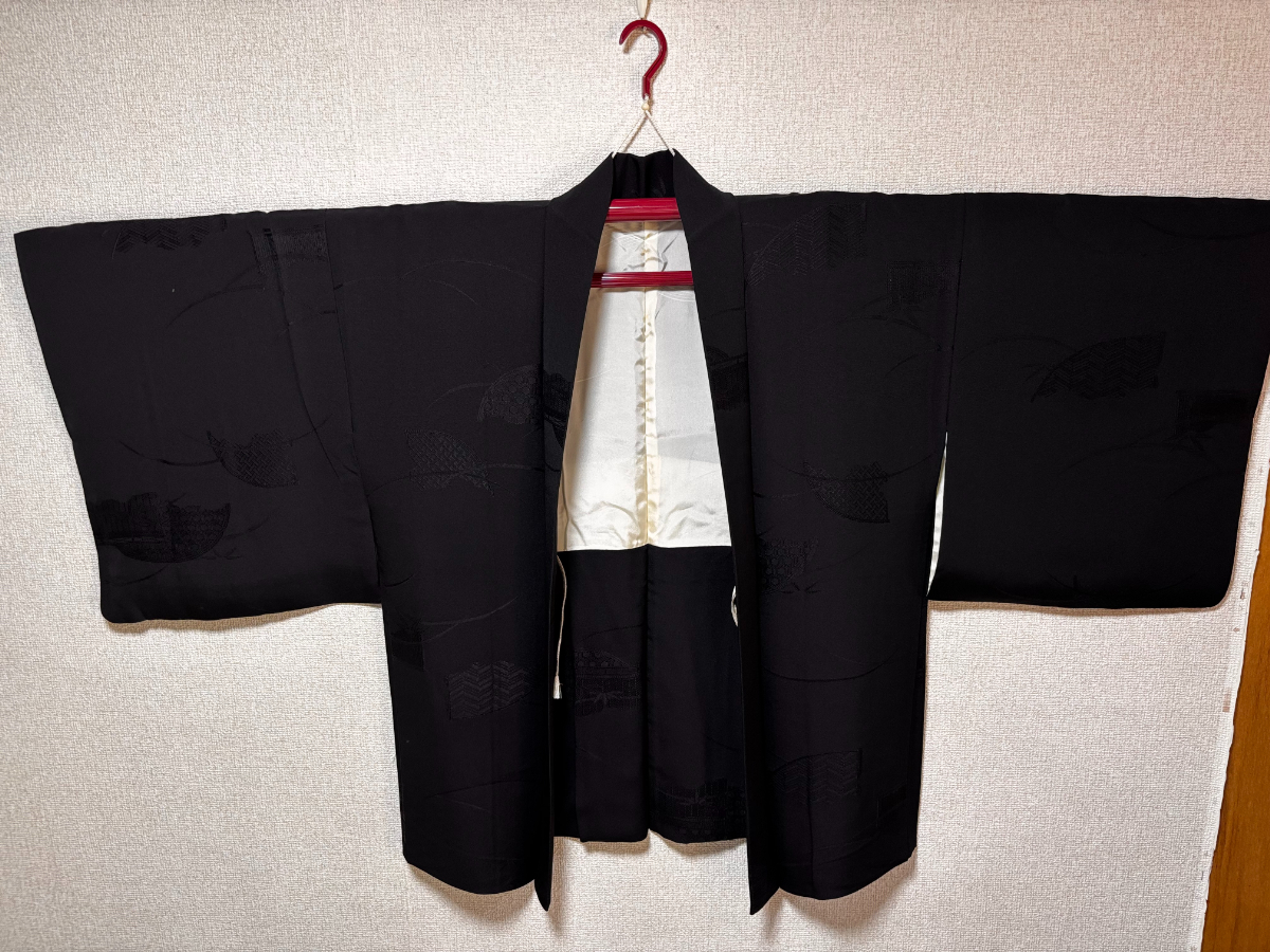 d4634◆和装 羽織 黒 地模様 一つ紋 五三桐◆肩身丈75cm裄64cm拍卖