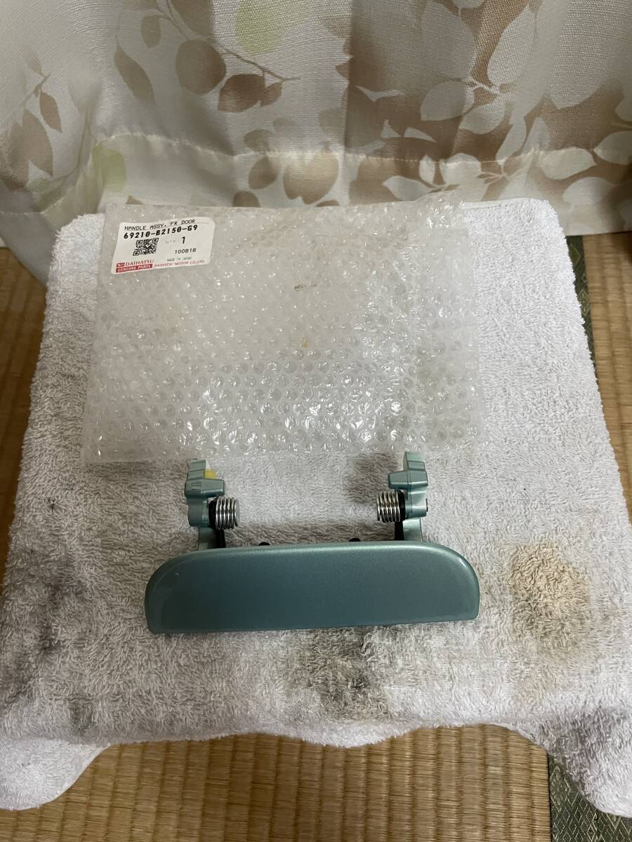 ダイハツ純正 タント.ムーヴラテ フロント.リヤドア右側共通 アウタードアハンドル(カラーG39) ライトグリーンオパール 1個 新品拍卖
