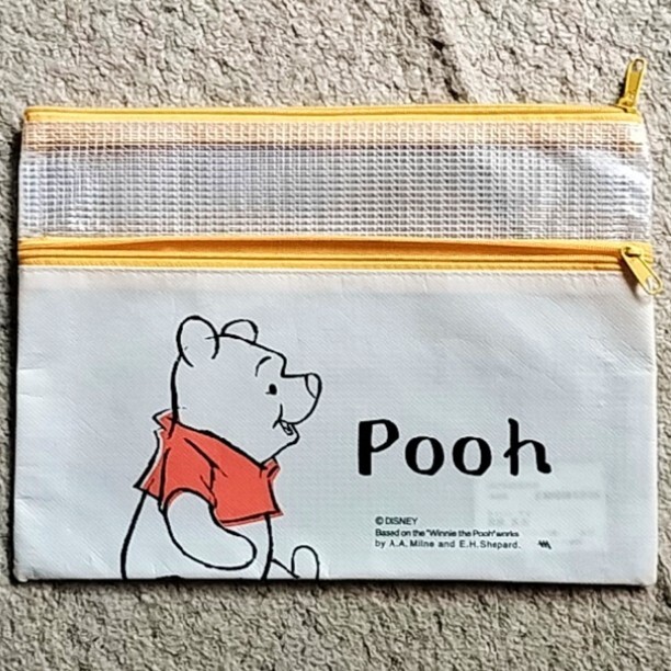 【美品】くまのプーさん『ファスナーケース』黄色《携帯性抜群!小物入れに最適!》拍卖