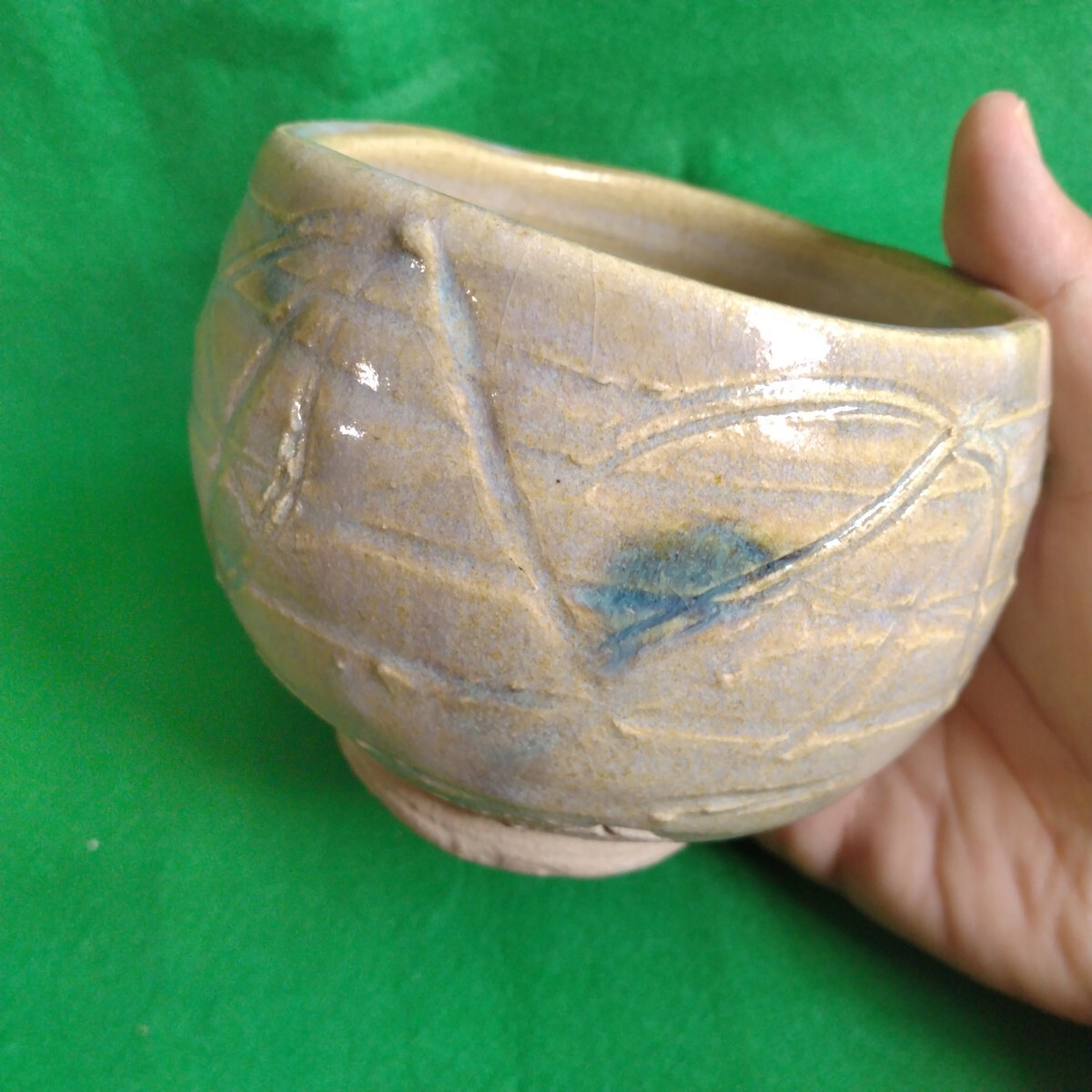 岡部嶺男?彫印 黄瀬戸釉 茶碗★ガタツキ・貫入・口縁に窯傷・フリモノ★美濃焼/茶道具拍卖