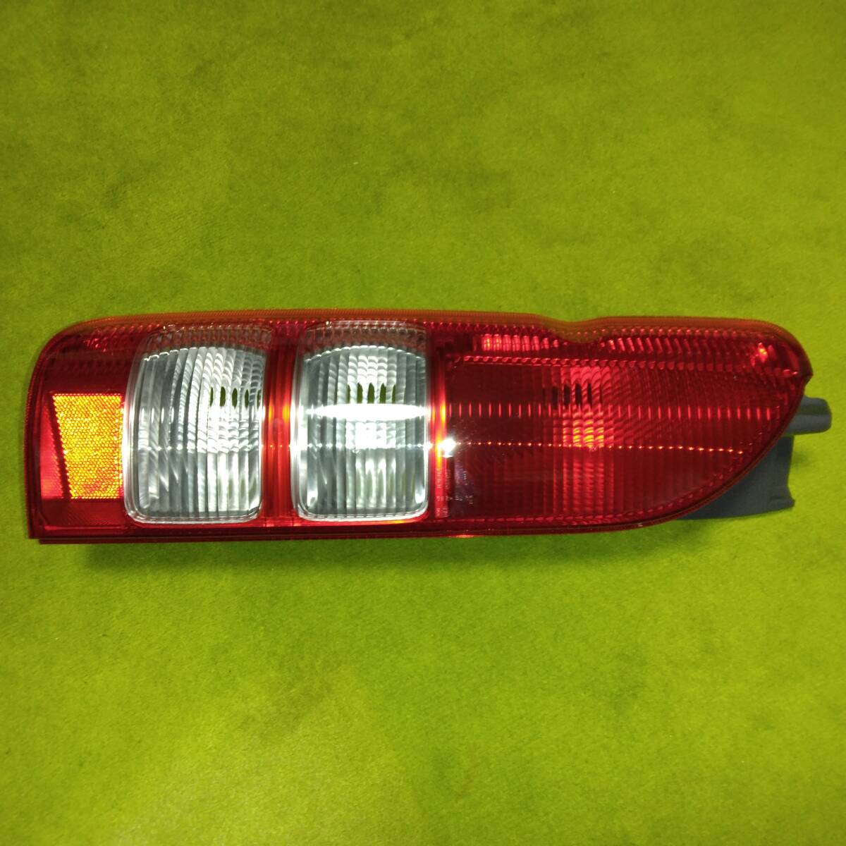 新古品 トヨタ・ハイエース/レジアスエース テールライト左側 テールレンズ左側 品番:81561-26201 拍卖