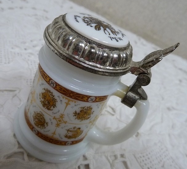 (☆BM)ドイツ製 BMF/N ミルクガラス ビアジョッキ型 ミルクピッチャー 星座 アンティーク調 レトロ さそり座 茶器 ティー拍卖