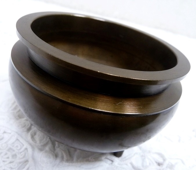(☆BM)仏具 三つ脚 線香立て 香炉 机上香炉 直径9×高さ6㎝/342g 金属製 仏器 真鍮製/銅製 拍卖