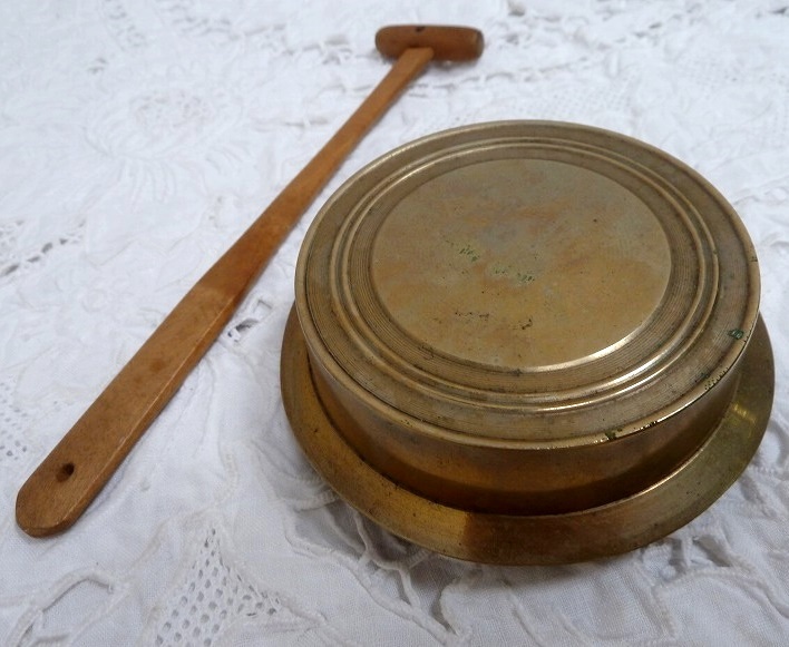 (☆BM)鉦吾①撞木 金属製 仏具 仏器 真鍮 黄銅 三つ脚 鉦鼓 宗味鉦吾 伏鉦 叩鉦 敲鉦拍卖