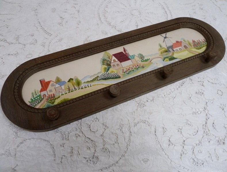 (☆BM)カントリーレトロ ハンガーフック 木製 刺繍 ステッチ 壁付け ウォールフック 横幅85㎝ 4フック アート コート アンティーク調拍卖