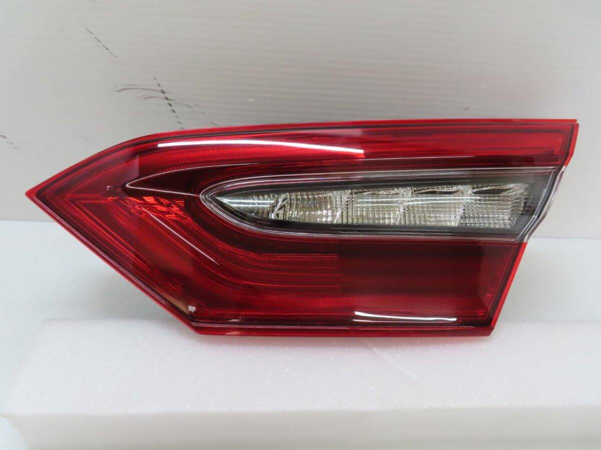 美品 P【Y2788】AXVH70 カムリ【後期 ブラックエディション】テールランプ 右 フィニッシャーランプ【81580-33500/KOITO 33-243 刻印:V】拍卖
