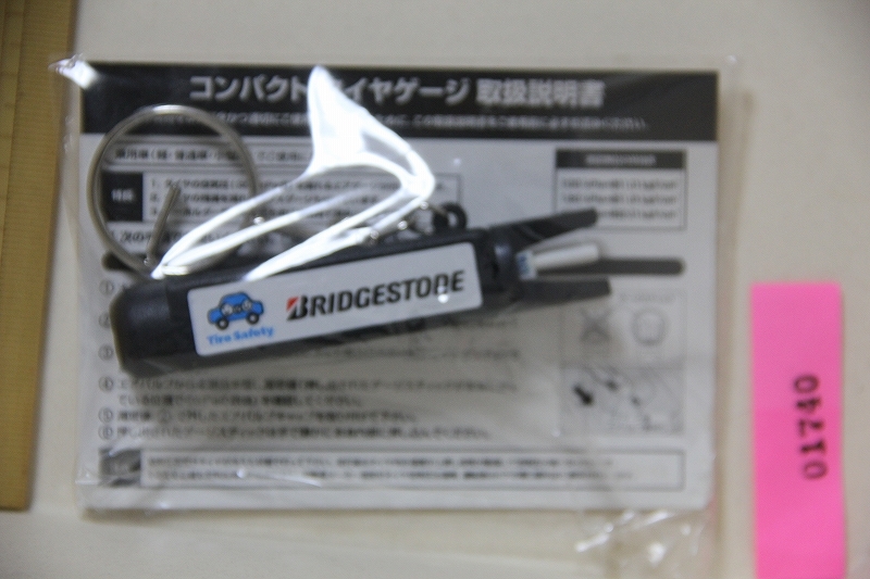 BRIDGESTONE コンパクト タイヤゲージ キーホルダー 検索 ブリヂストン タイヤ 空気圧計 測定器 自動車 グッズ拍卖