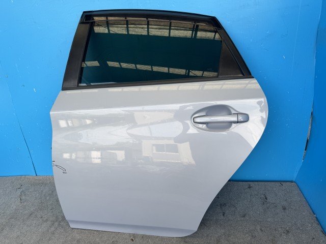 プリウス DAA-ZVW30 左/助手席 リア ドア S 8V0 アイスバーグシルバーマイカメタリック M2F3 67004-47080拍卖