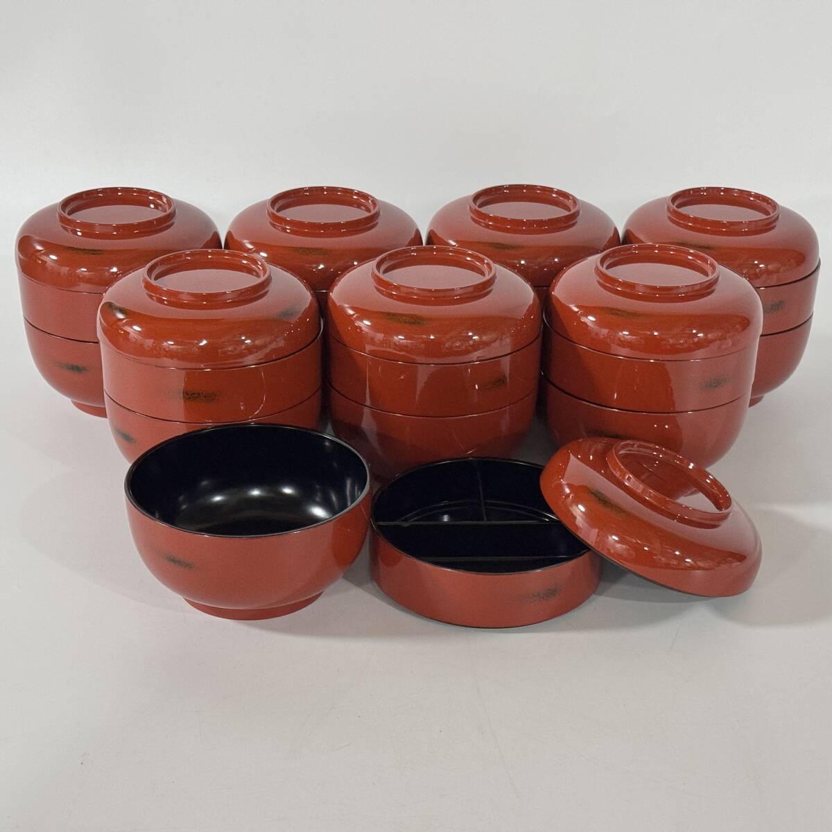 【60986Q】未使用 漆芸漆器 二段仕切り付弁当箱 8点 赤内黒 二段重箱 丸形 和食 業務用 割烹什器 料亭食器 経年保管品 現状品拍卖