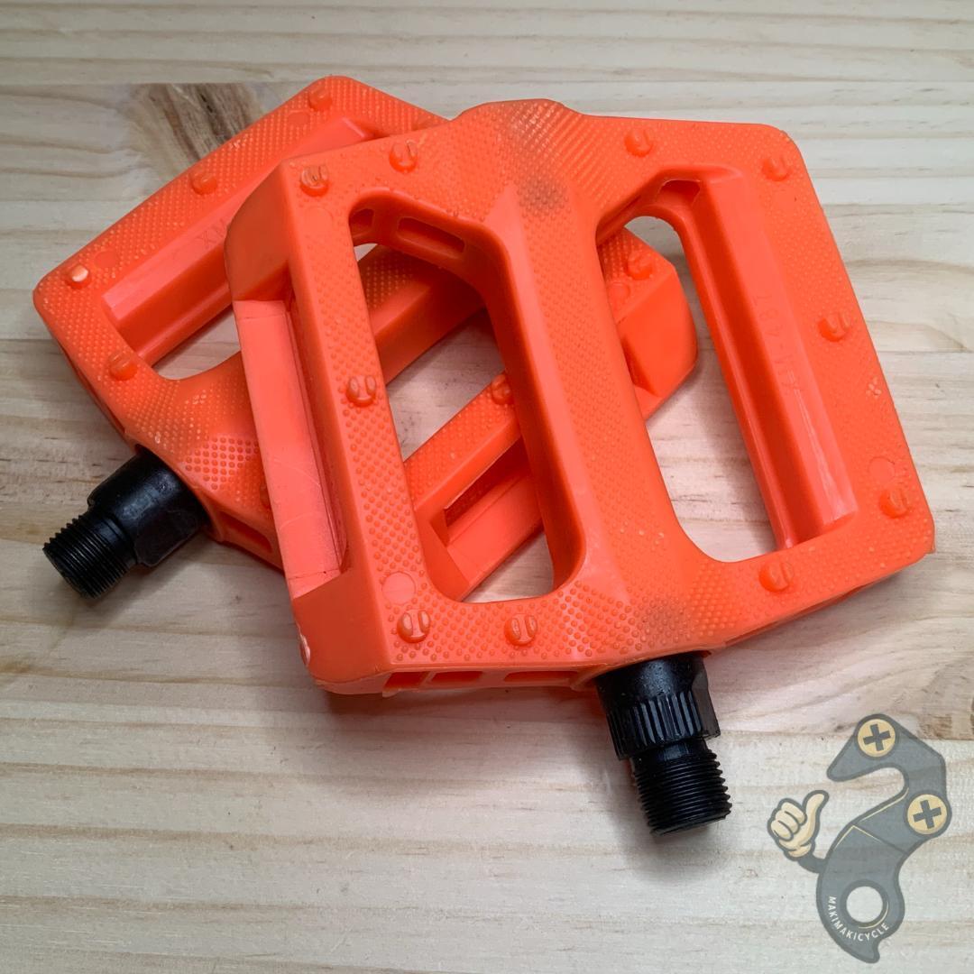 【新品】フラットペダル 樹脂ペダル オレンジ MTB クロスバイク プラペダル拍卖