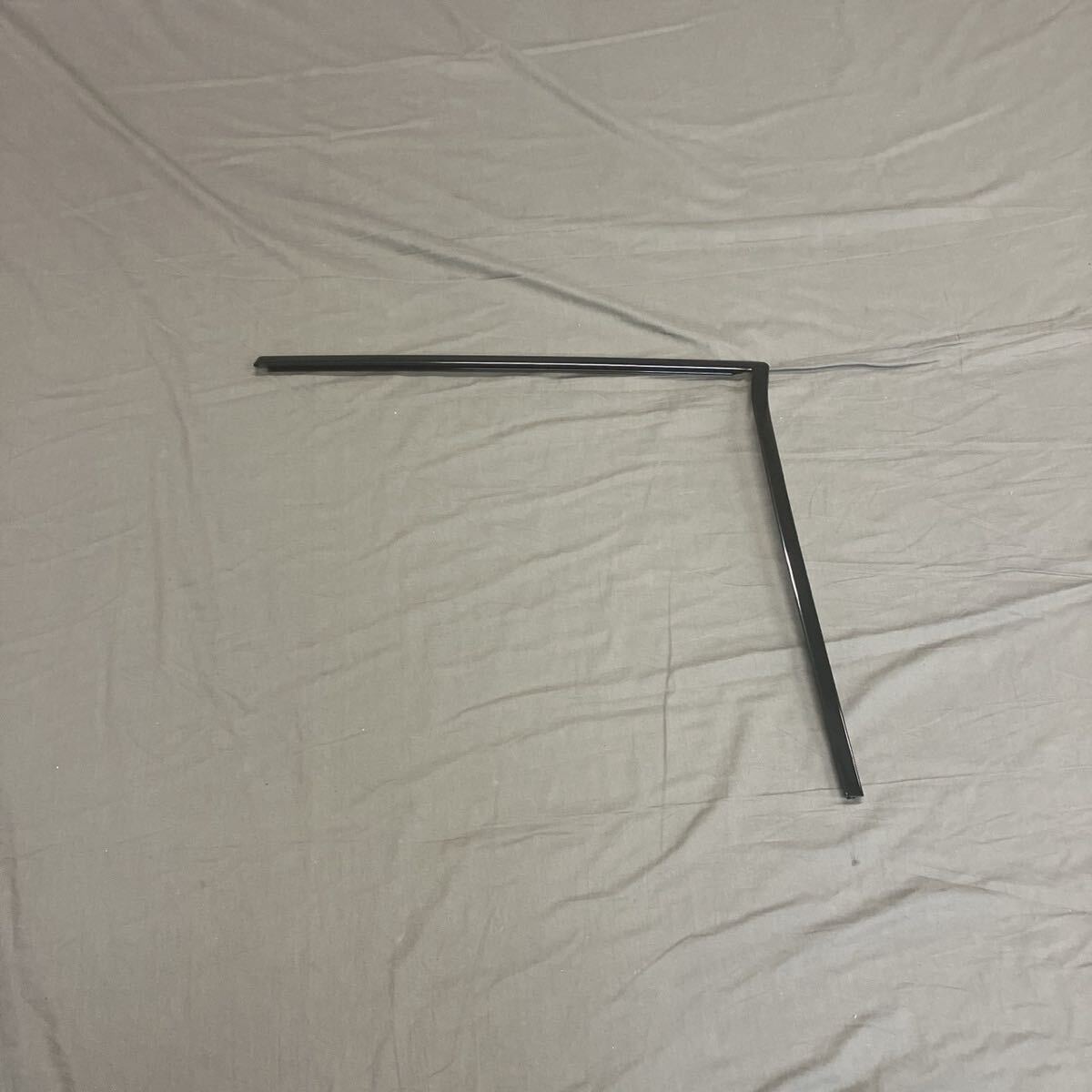 ベンツ S-1340 ◎ 未使用品 Mercedes-Benz リア ウィンドウ 左 トリム フレーム 2016701122 9074 W201 190E 190D 拍卖