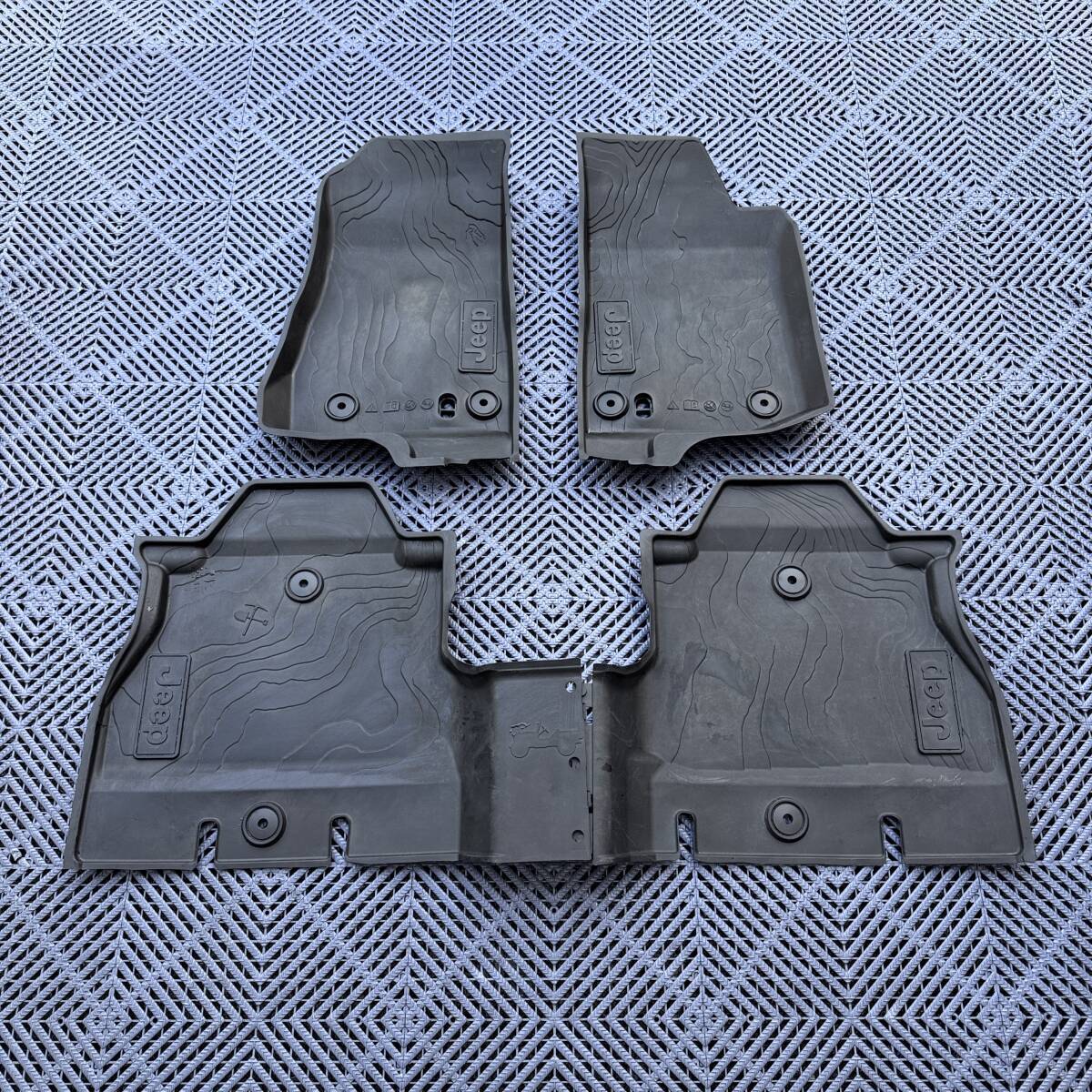 ★希少 MOPAR純正 ラバーフロアマット JEEPロゴ入 オールウェザー ラバーマット ジープ JL ラングラー 4ドア 右ハンドル/左ハンドル共通拍卖