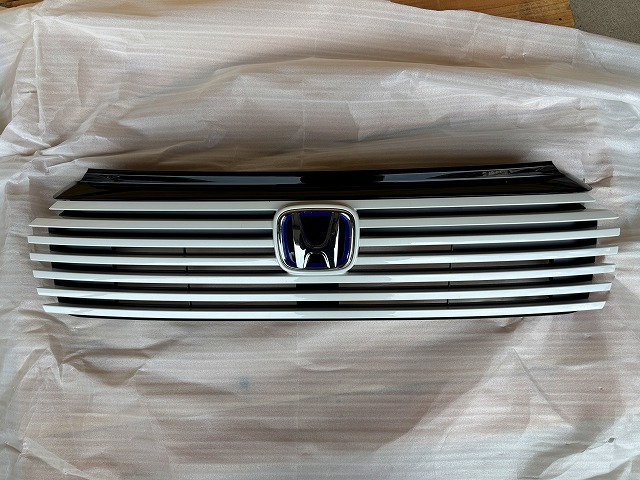 ホンダ ヴェゼル フロントグリル タイプZ e:HEV 新車取り外し 6AA-RV5拍卖