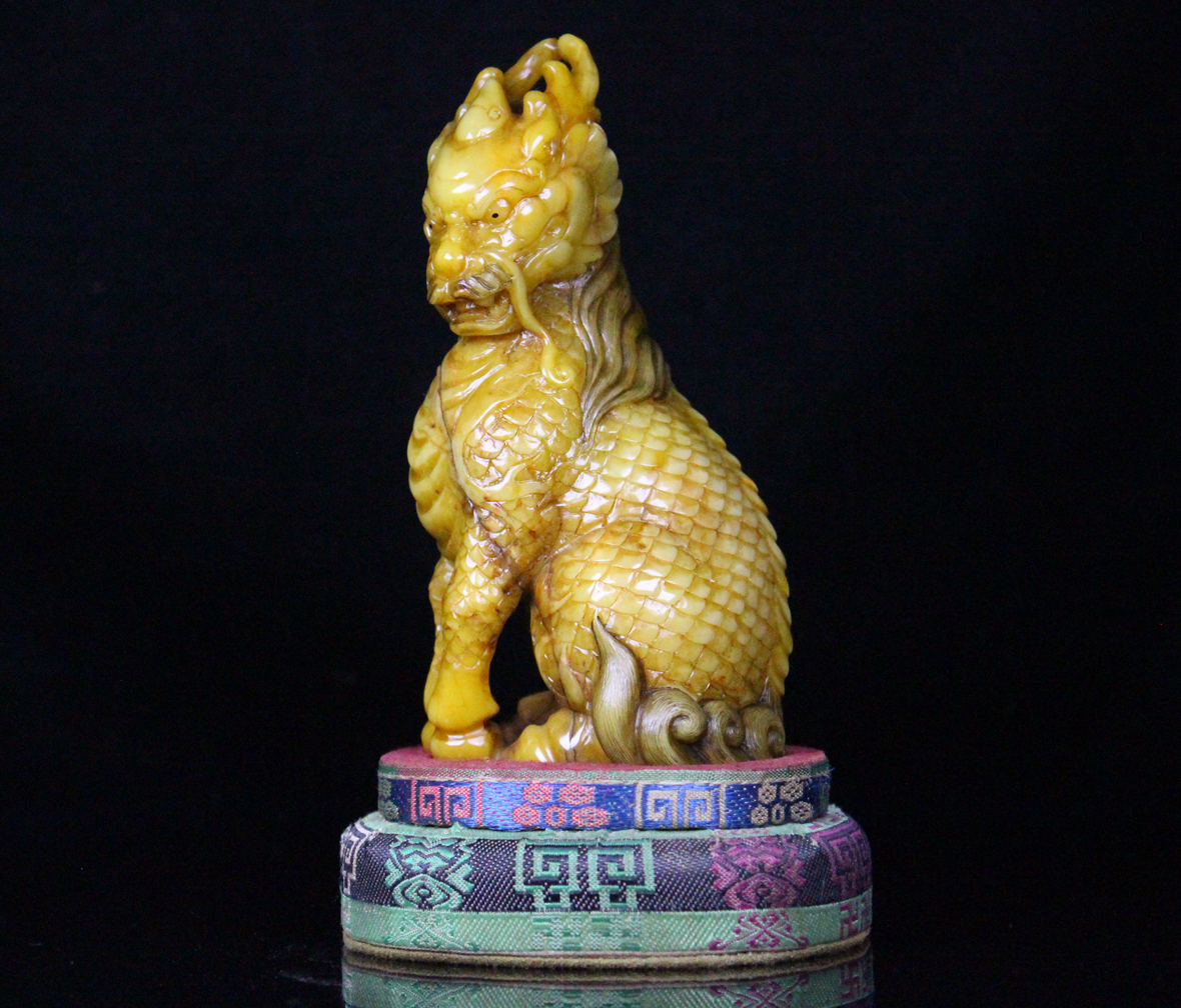 唐物 【清代篆刻家 周彬 字:尚均】寿山石 田黄石 麒麟 置物 天然石 手彫 篆刻 極細工 中国古玩 骨董品 古美味 D69拍卖