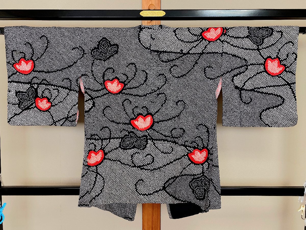 94B/★道行コート★アンティーク 黒、白しぼり 赤色の花柄 モダン レトロ お洒落 リメイク素材 古布 和装 リサイクル着物拍卖