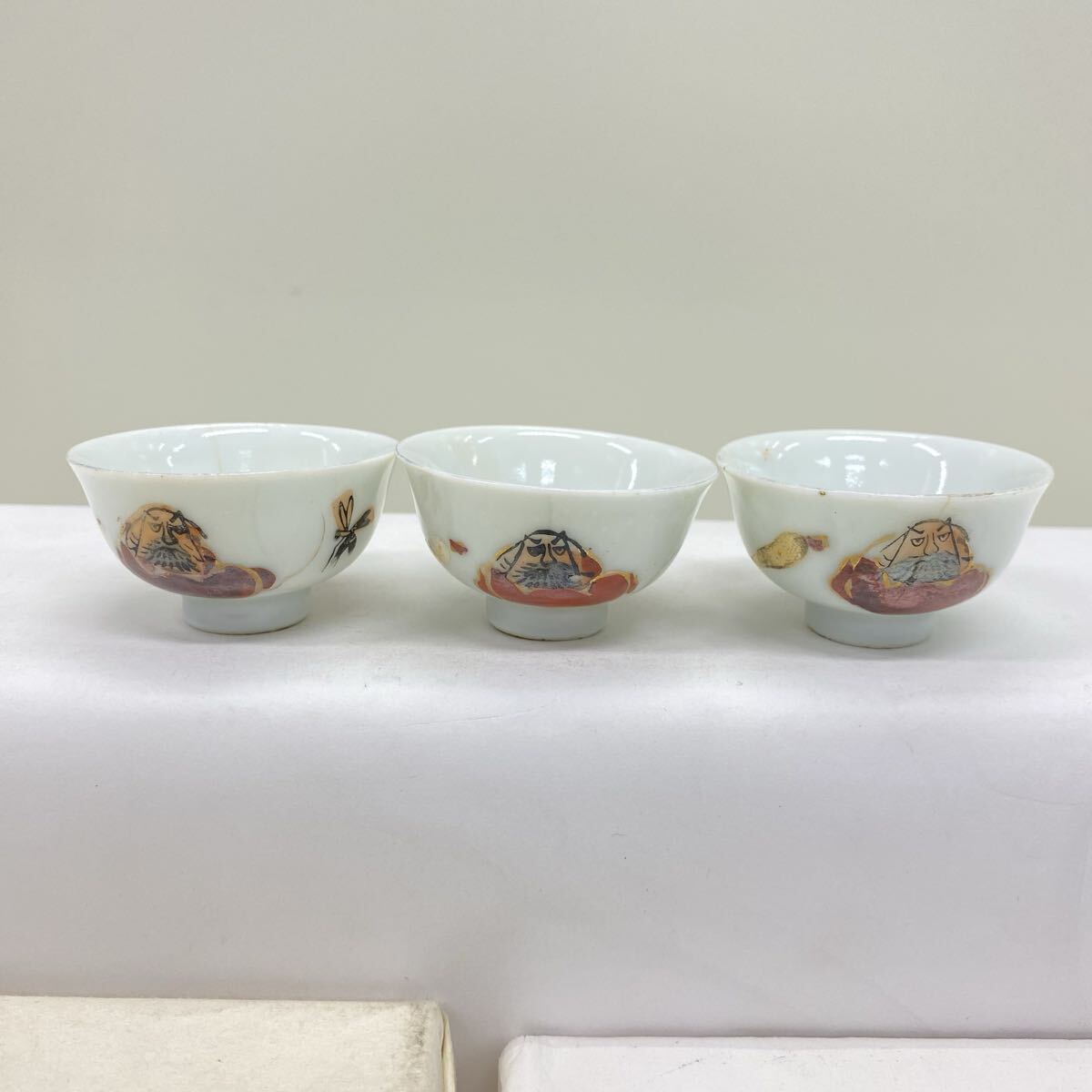 T74 達磨大師 結果自然成 3個 お猪口 ぐい呑 酒器 九谷 古い盃 杯 達磨 まとめて 陶器 ヒビあり拍卖