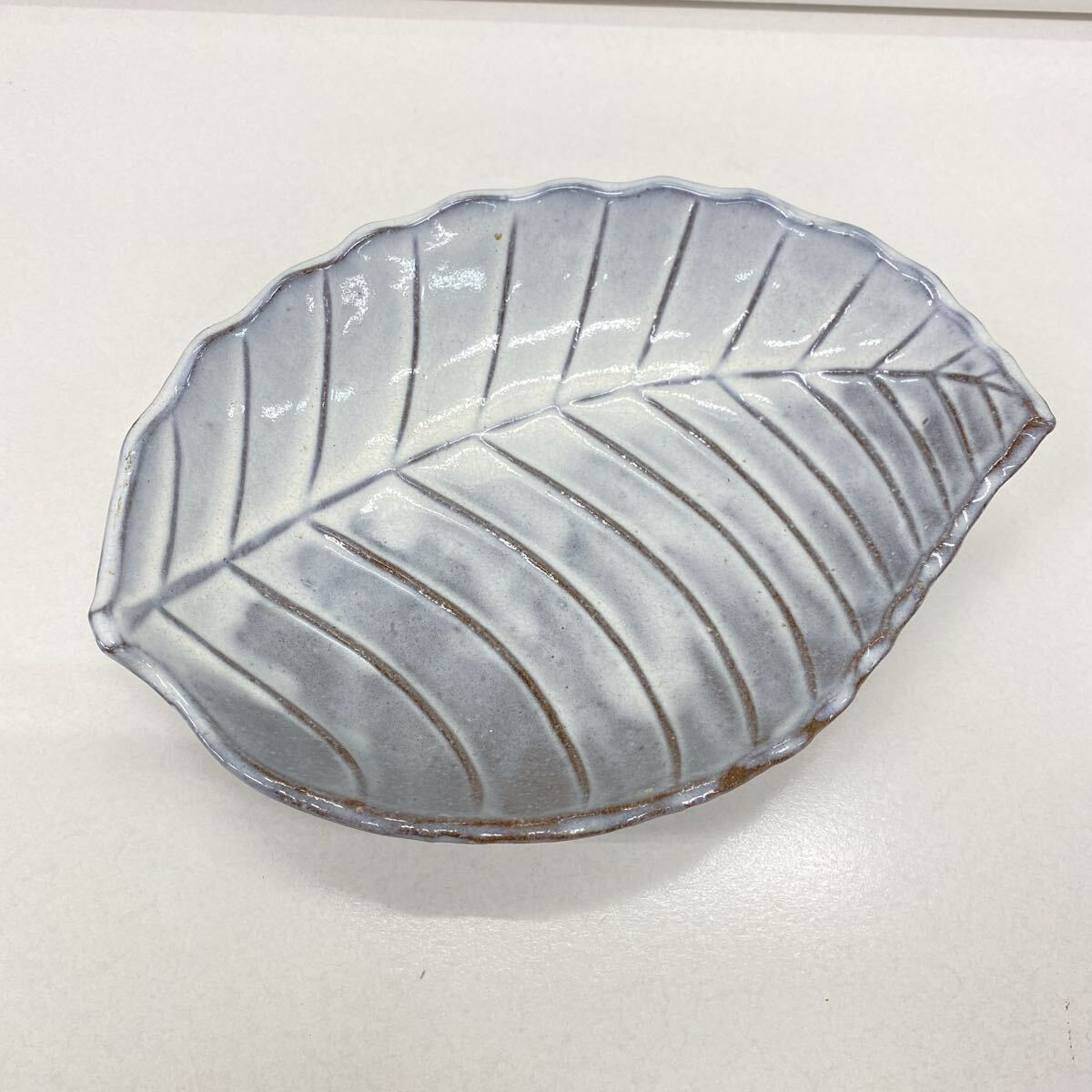 T76 陶器 萩焼 天鵬山造 葉模様 お皿 大皿 惣菜鉢 大鉢 粉引 横幅23.5cm 銘あり 陶印 和食器拍卖