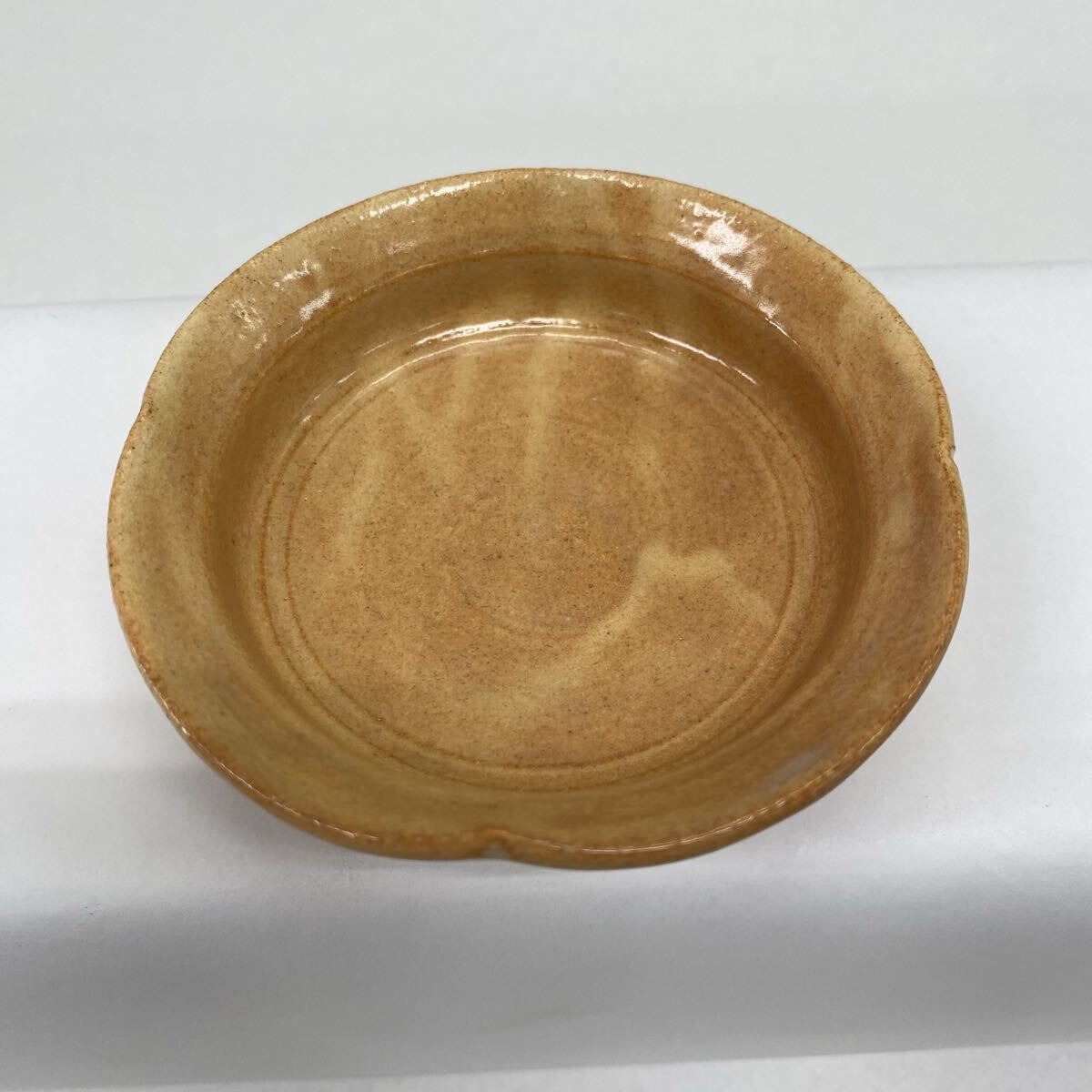 T82 陶器 萩焼 天鵬山造 小皿 小鉢 浅鉢 横幅9.6cm 銘あり 陶印 和食器拍卖