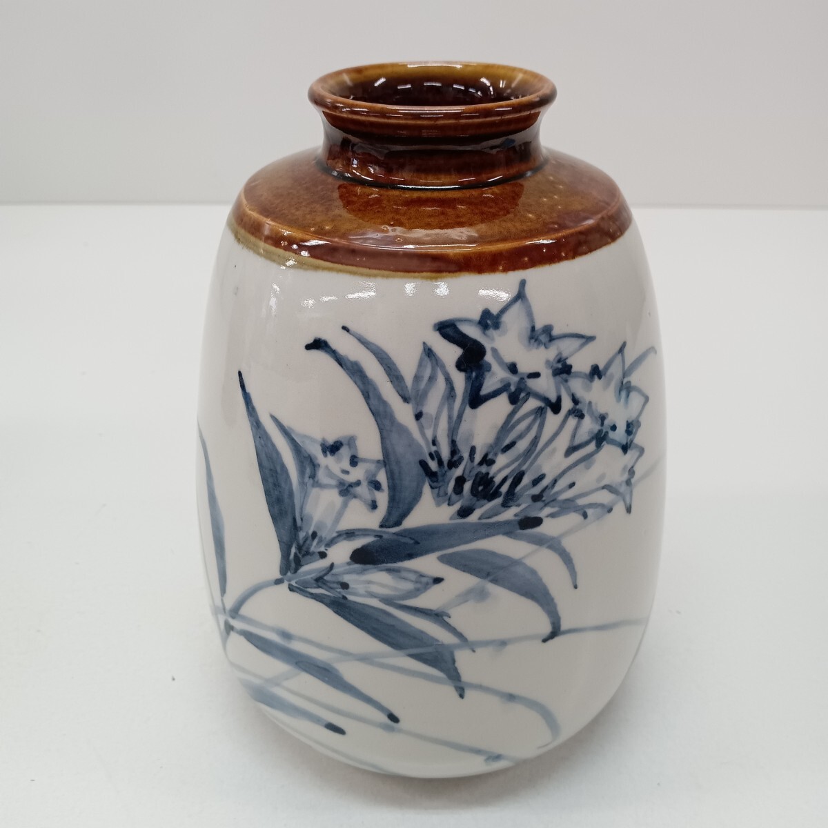 452 花瓶 花入 花器 染付 花柄 在銘 フラワーベース 陶磁器 伝統工芸品 インテリア雑貨 高さ約20cm 現状品拍卖