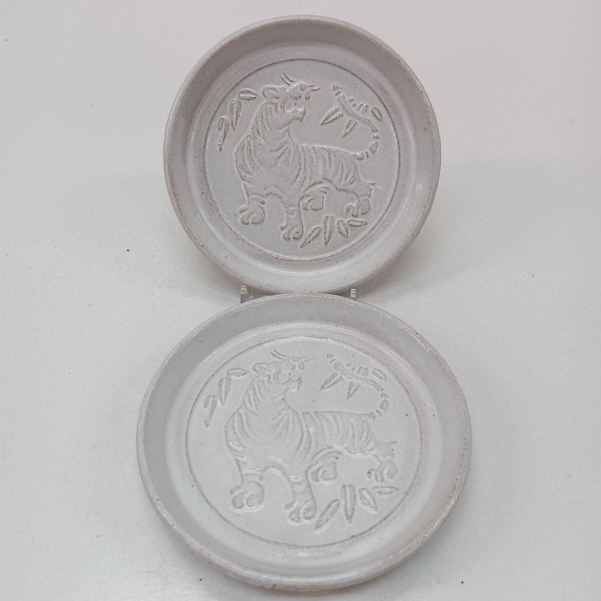 42 赤膚焼 赤ハダ 小皿 瓦皿 醤油皿 虎 寅 トラ 2枚セット まとめて 陶器 食器 和食器 皿 径約11.5cm 現状品拍卖
