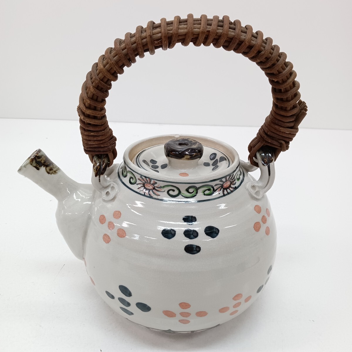 47 土瓶 急須 和柄 在銘 陶器 茶器 茶道具 茶道 煎茶道具 食器 和食器 高さ約14.5cm 欠けあり 現状品拍卖