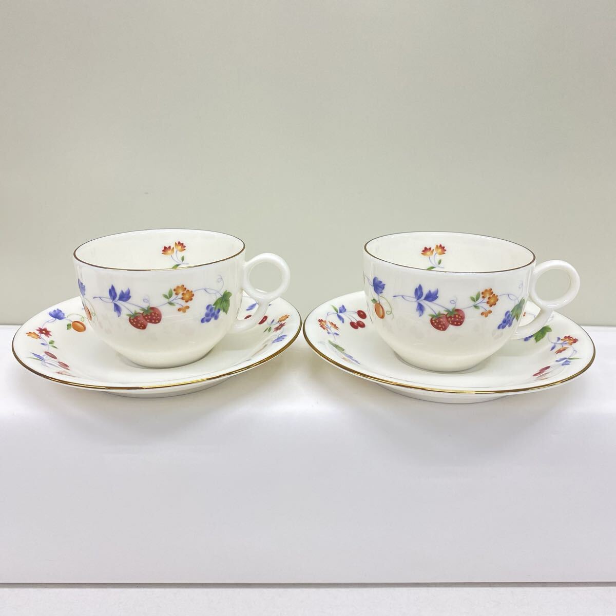 T131 たち吉 Adam&EVe コーヒーカップ&ソーサー 金彩 色絵磁器 いちごぶどう柄 電子レンジOK 2客セット カップ ソーサー 洋食器拍卖