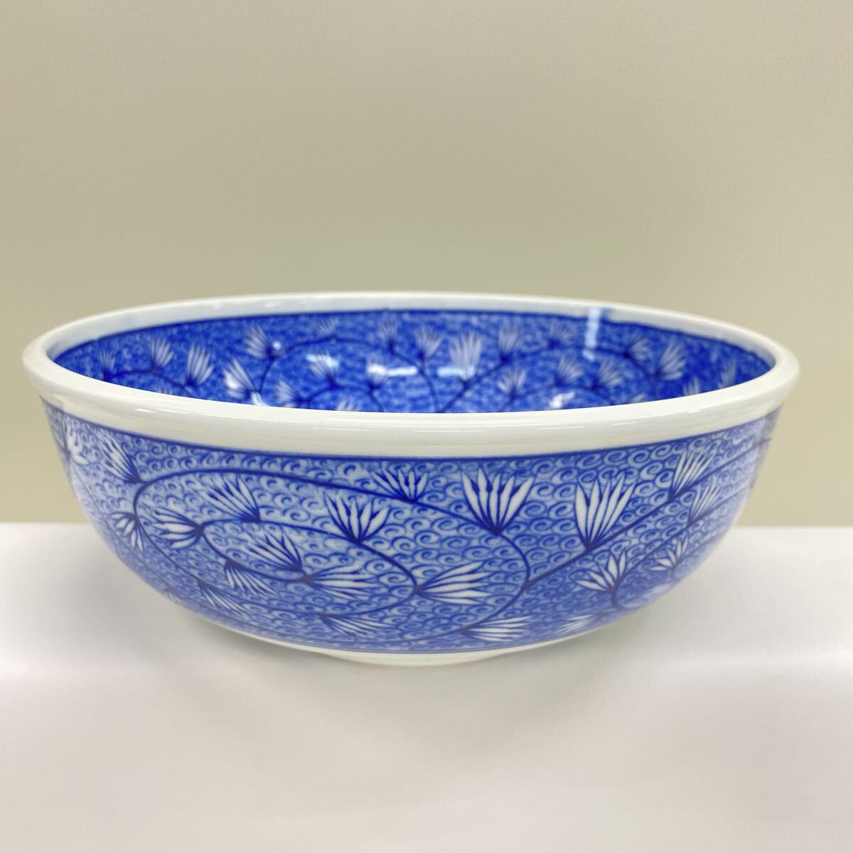 T136 陶器 煌窯 大鉢 染付 青花 鉢 蔦唐草文様 惣菜鉢 盛り鉢 煮物鉢 和食器 直径22cm拍卖